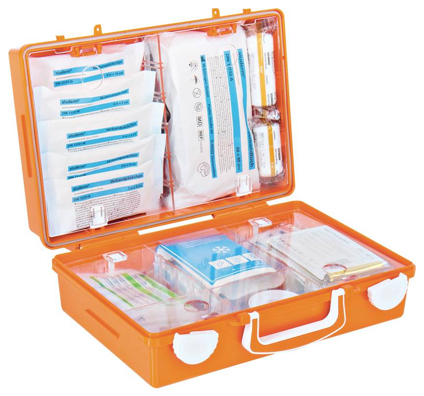 Orangefärgad förstahjälpslåda öppen med sorterade medicinska förbrukningsvaror, förband, rengöringsdiskar och förpackade sterila artiklar inuti.
