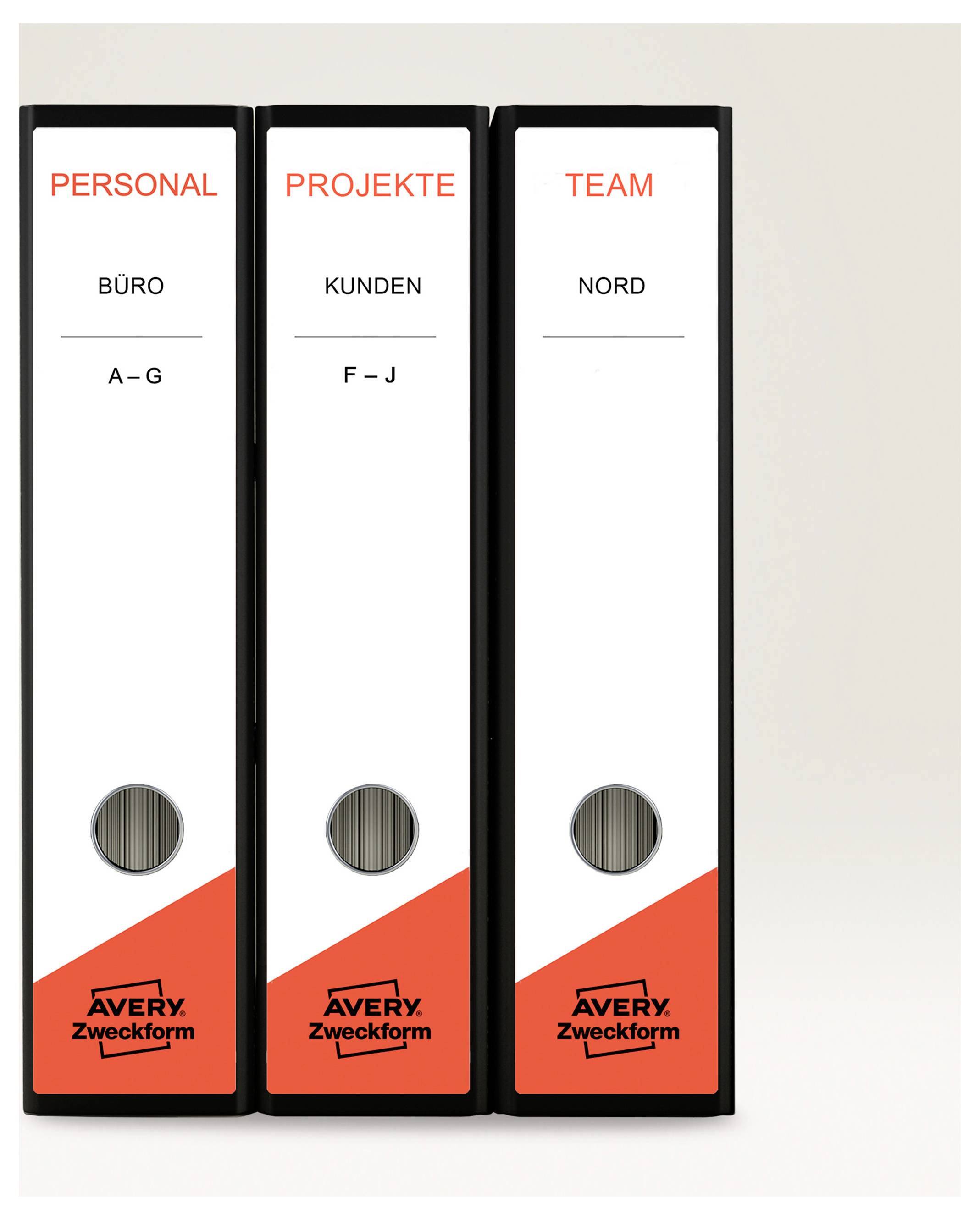 Tre svarta mappar med etiketterna 'PERSONAL', 'PROJEKT' och 'TEAM'; under dessa 'KONTOR A–G', 'KUNDER F–J' och 'NORD', var och en med Avery Zweckform-logotyp.