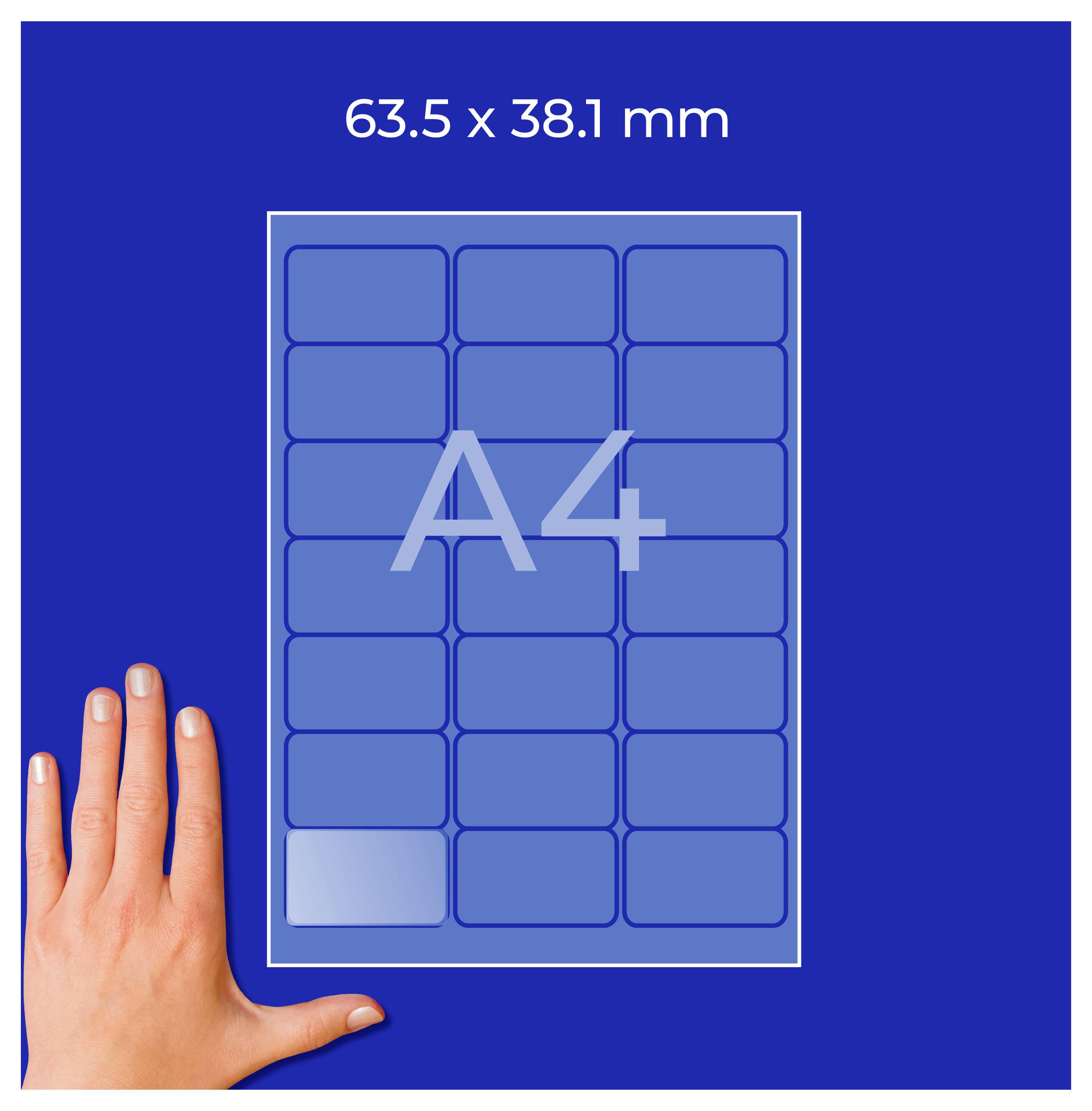 Grafik av en A4-etikettkmal med måttangivelse "63,5 x 38,1 mm"; ett ark med 3 kolumner och flera etikettfält, bredvid en hand som storleksföregling.