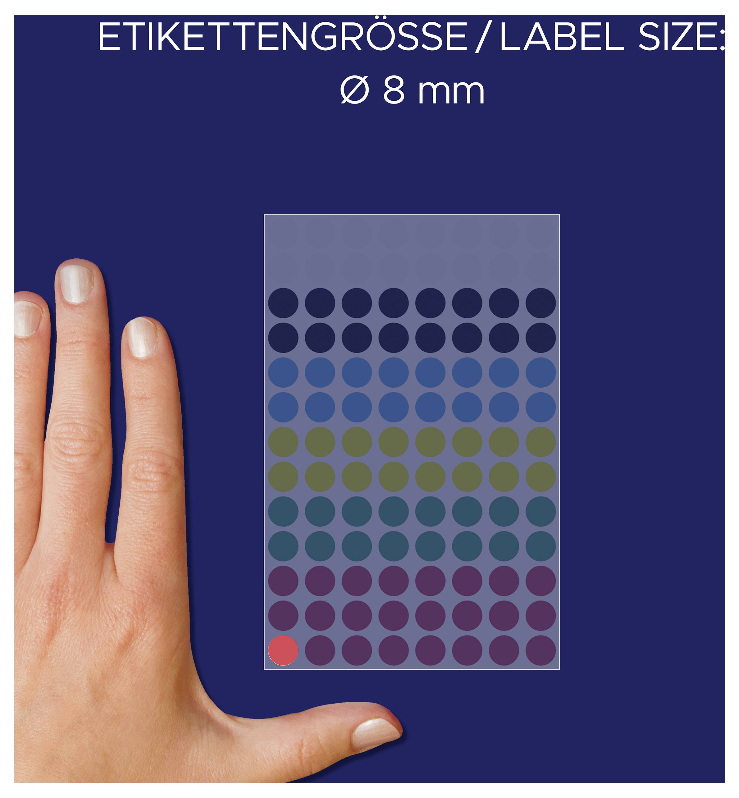 Storleksanvisning för etiketter: "ETIKETTSSTORLEK / LABEL SIZE, Ø 8 mm" med provkort av färgade punktetiketter bredvid en hand som måttstock.
