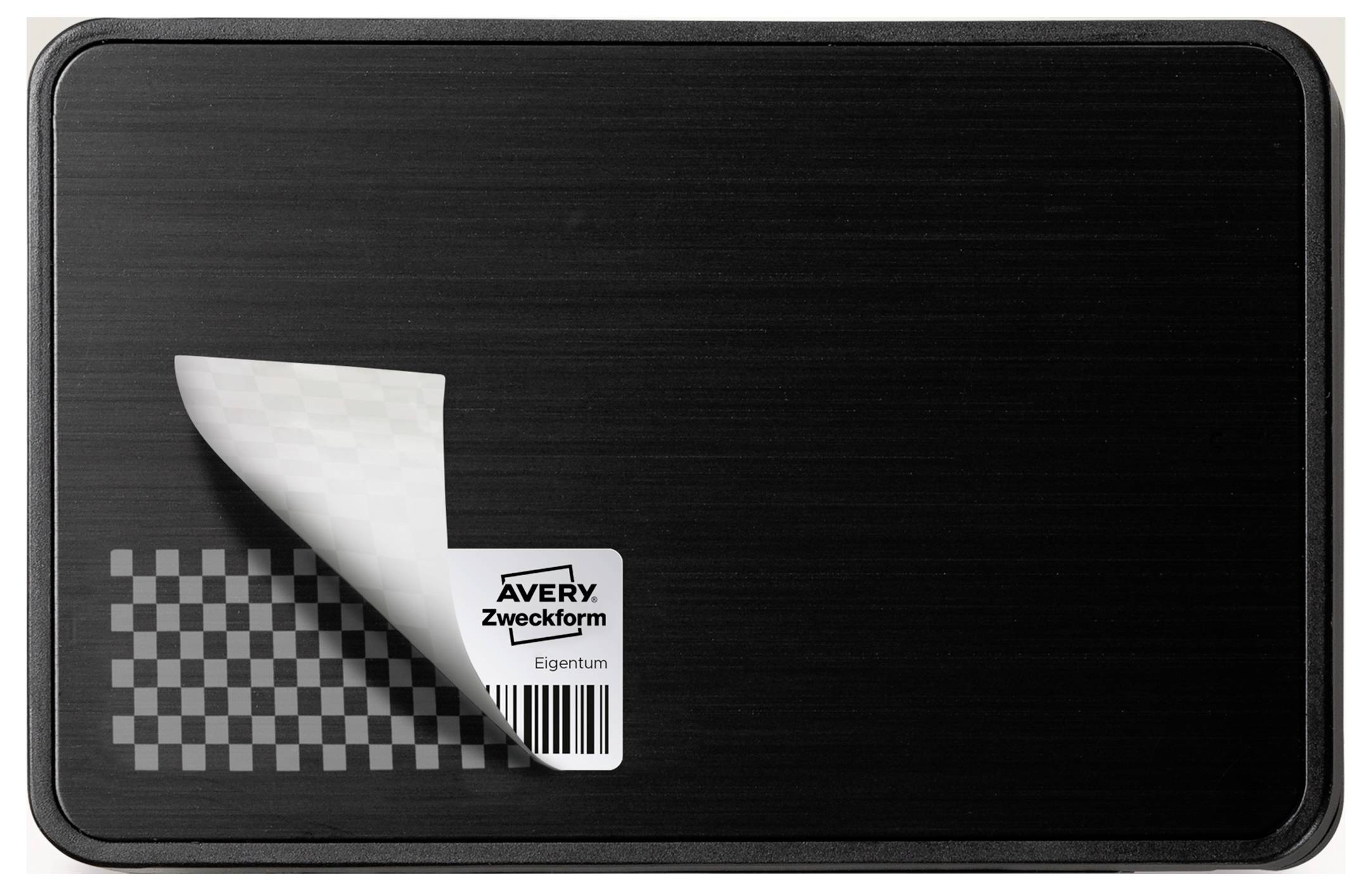 Svart rektangulärt bricka med avtagbar Avery Zweckform-ägarstämpel och streckkod längst ned till vänster.