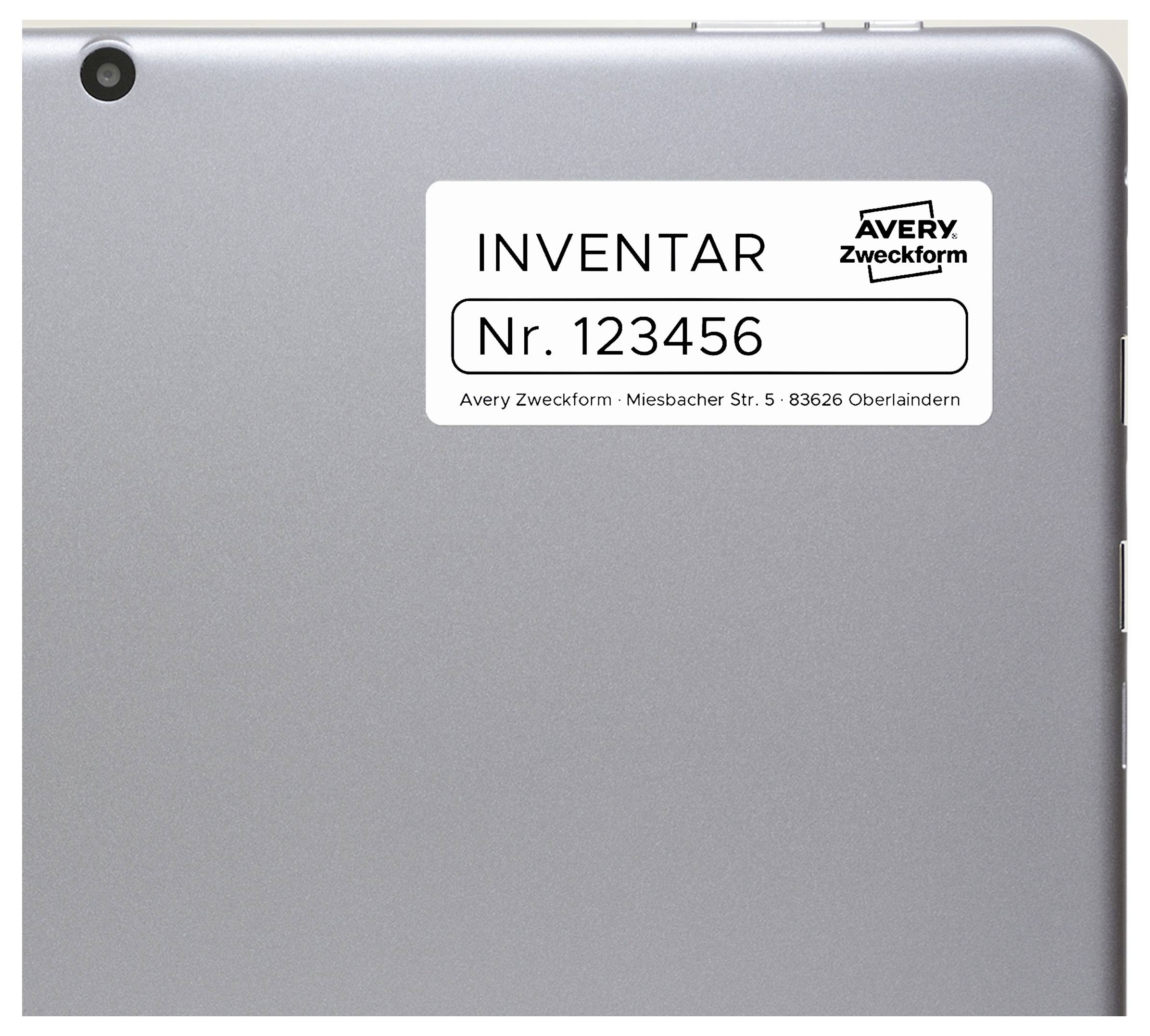 Silverfärgad etikett med inventeringsetikett "INVENTAR Nr. 123456" från Avery Zweckform på baksidan.