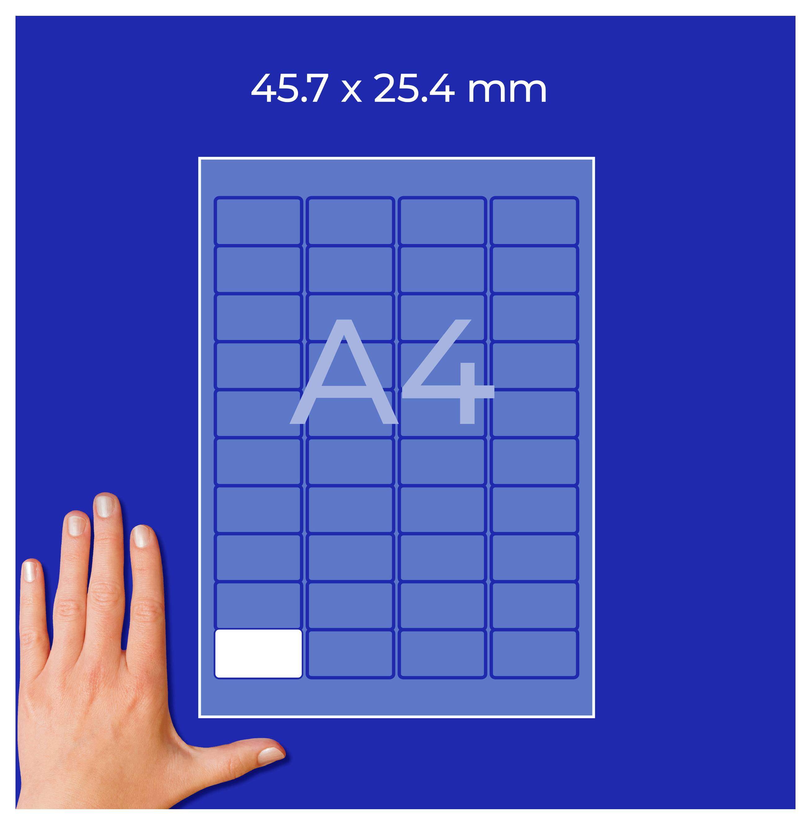 Illustration av en A4-etikettmall: 45,7 x 25,4 mm, rutnät med många rektangulära fält; en hand visar storleken.