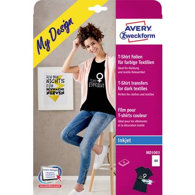 Avery Zweckform-paket för bläckstråleskrivare-överföringsfilm för mörka tyger, visar en kvinna som bär en anpassad svart "Team Braut"-skjorta och exempeldesigner.