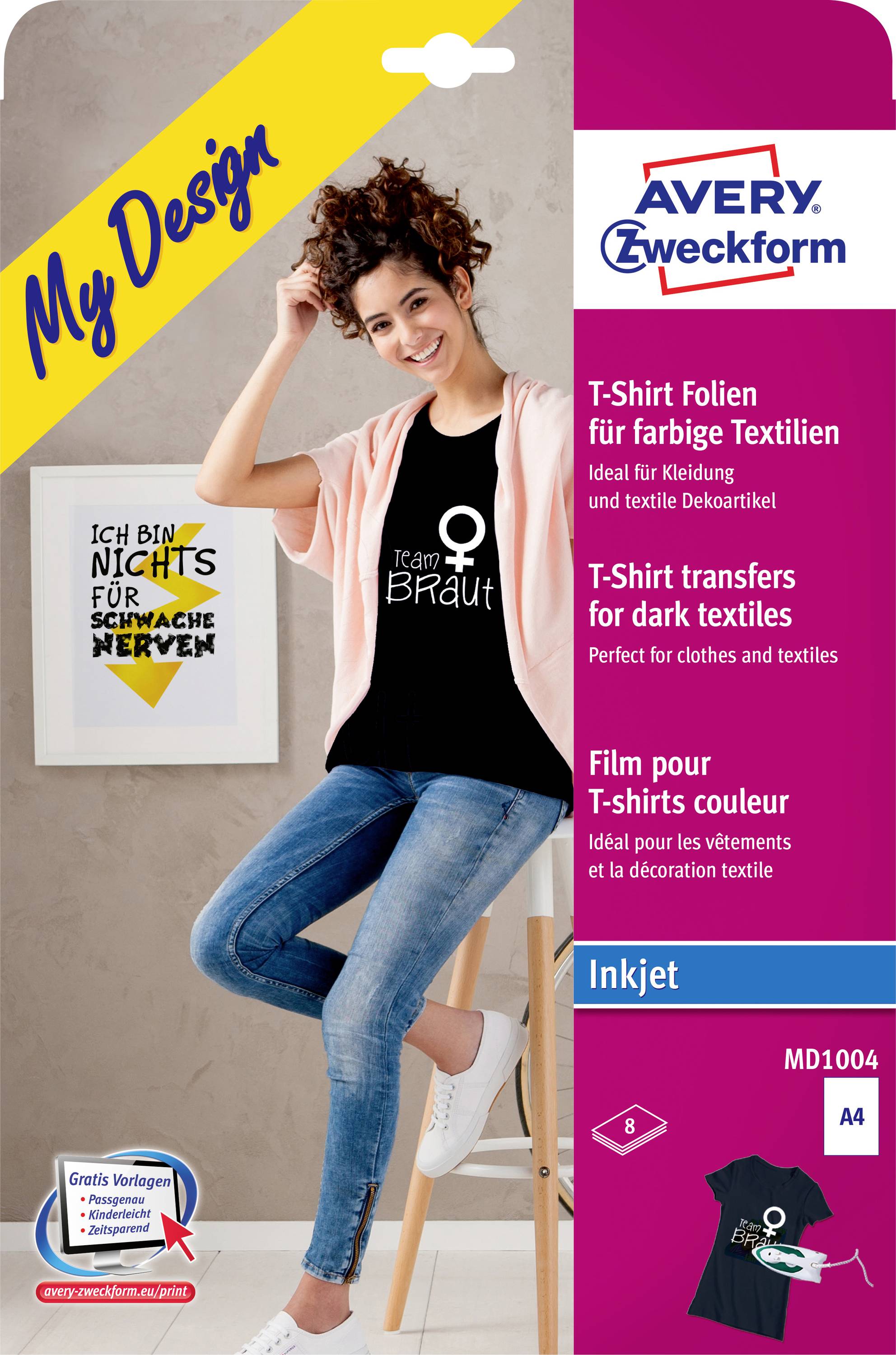Avery Zweckform-flygblad för "T-Shirt Folien" på mörka textilier, som visar en leende kvinna i en svart tryckt linne och jeans bredvid produktförpackning och tysk text.