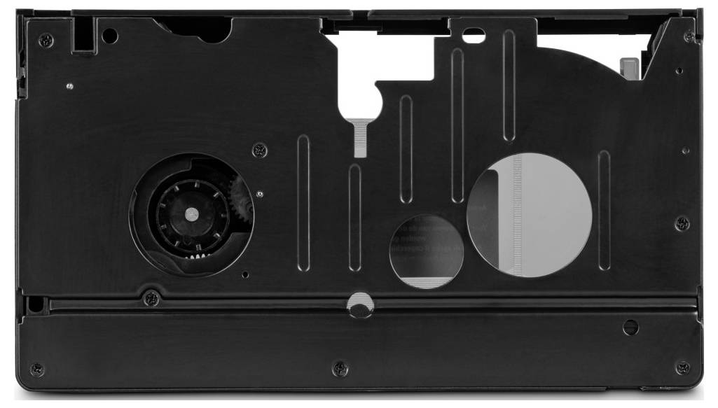 Baksidan av en VHS-kassett med synliga rullar och höljets detaljer.
