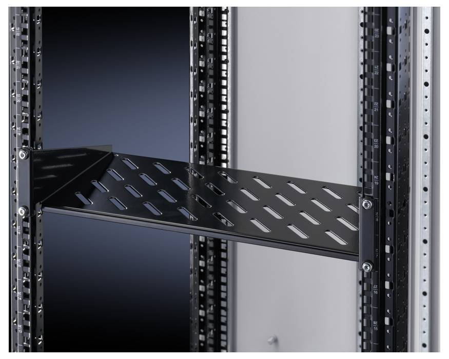 Ett svart, perforerat metallfack är installerat i en metallisk ram, sannolikt en del av ett serverrack eller ett liknande hyllsystem.