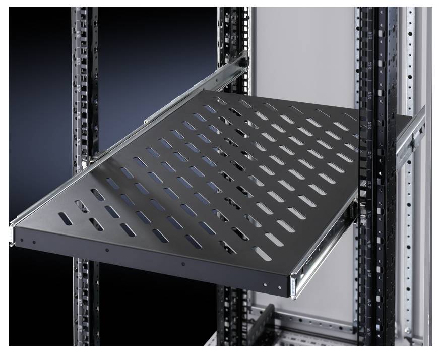 Indragbar ventilationshylla i en metallram som möjliggör förbättrad luftcirkulation i ett IT-rack eller skåp.