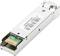 Ett silvergrått SFP-modul med en grön chip och ett serienummer ligger på en vit bakgrund.