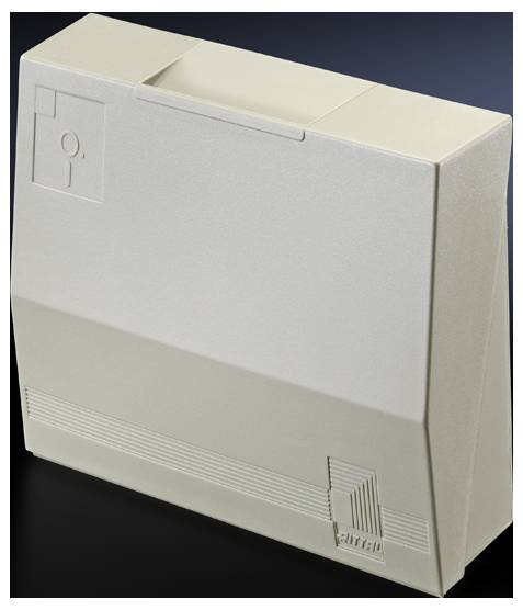 En beige-grå, lådformad dator eller elektronikinhölje, troligen från 1980-talet, med minimalistisk design.