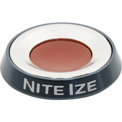En närbild av en rund, metallisk knapp med blå kanter och 'NITE IZE' inskription på sidan, med en blank röd mitt.