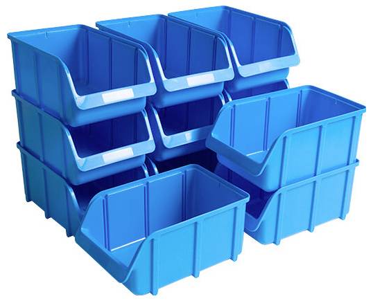 En stapel av åtta blå plastförvaringslådor, tre staplar med två lådor och en stapel med fyra lådor.