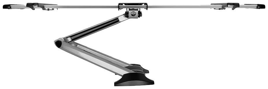 En silverfärgad monitorarm med flexibel led, monterad på ett svart stativ. Lämplig för justering av skärmhöjd och -lutning.