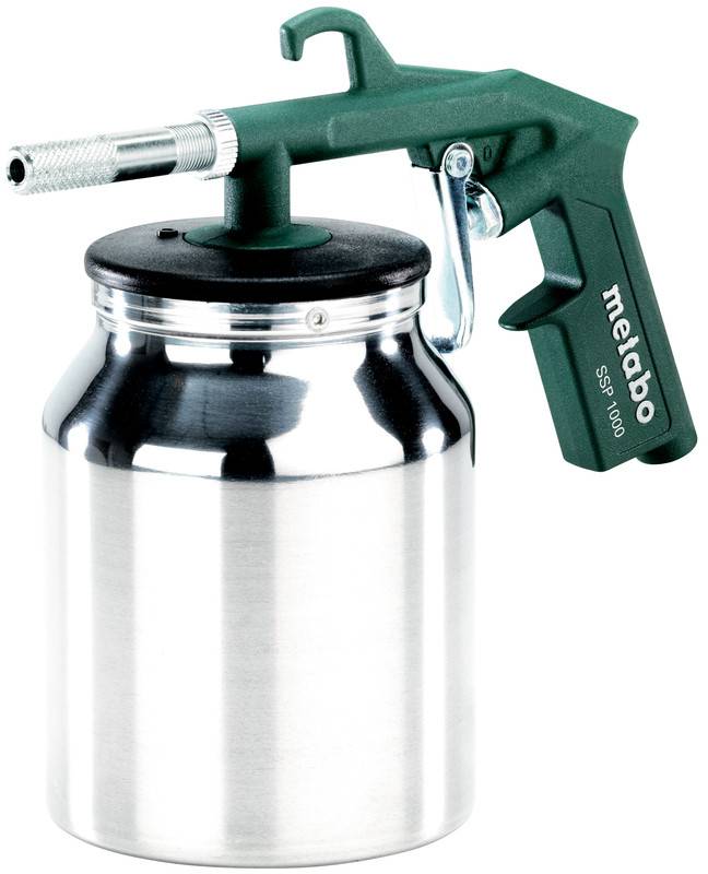 Metabo-sprutpistol med grön handtag kopplad till en silverfärgad metallmålarbehållare, isolerad på vit bakgrund.