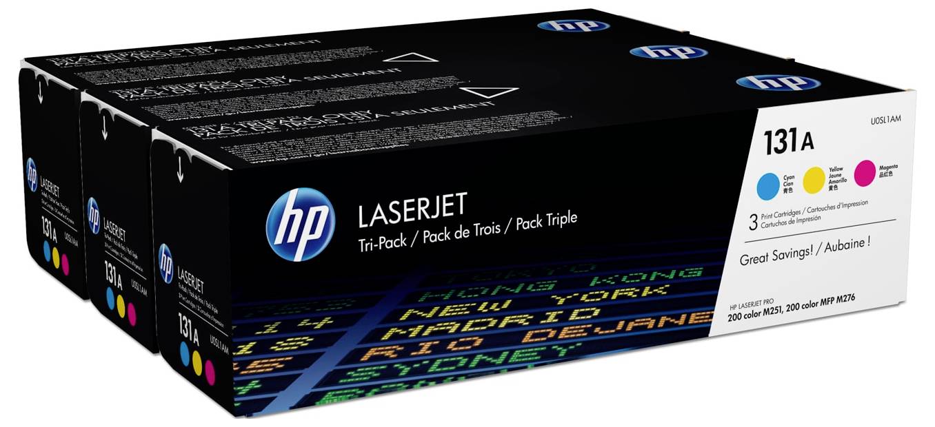 Två HP LaserJet Tri-Pack tonerkassettlådor, svart förpackning med blå accenter och "131A"-etikett, visade i perspektiv på en vit bakgrund.