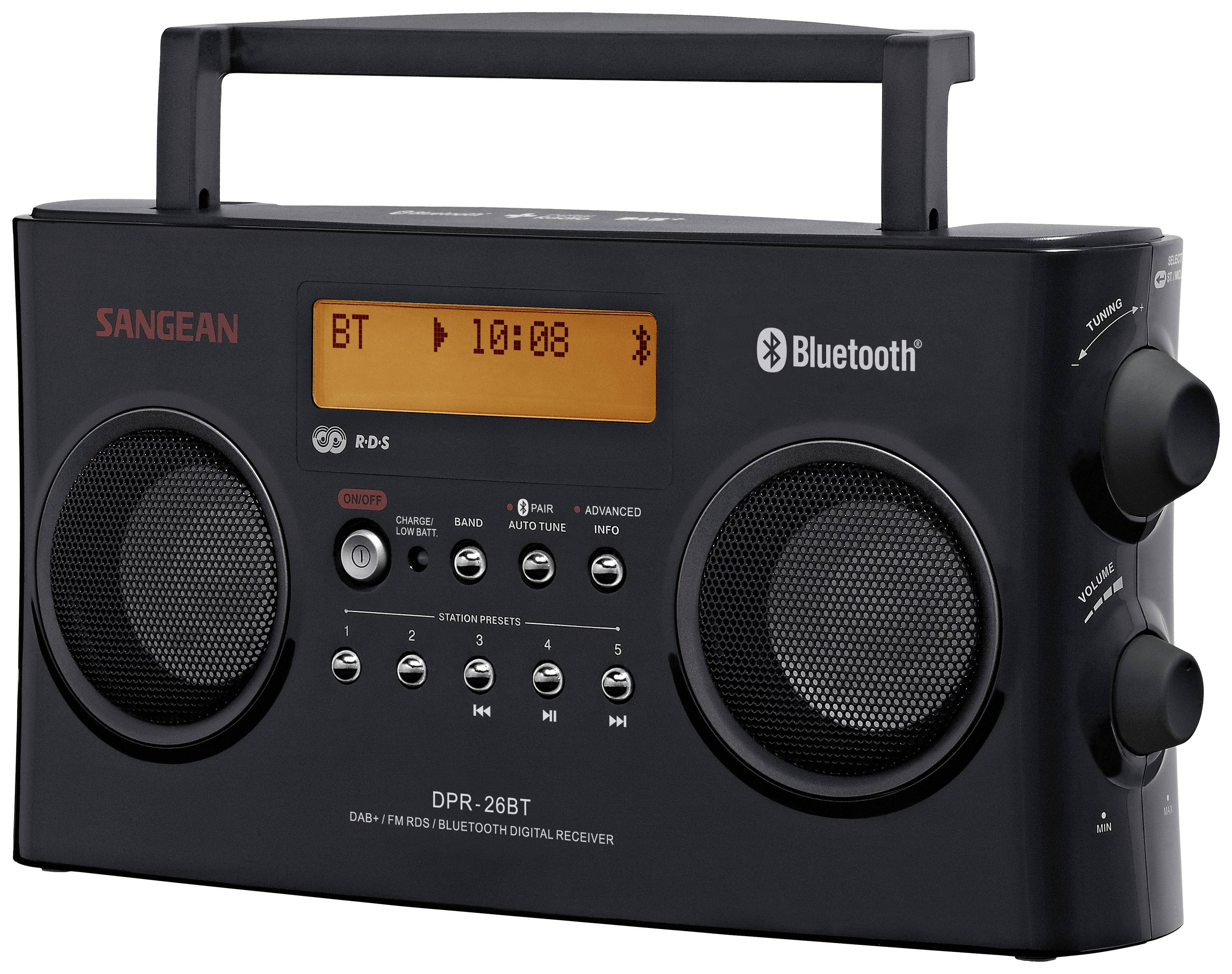 Svart bärbar radio med Bluetooth-funktion och orange display; visar 'BT' och '10:08'. Två högtalare, vridreglage.