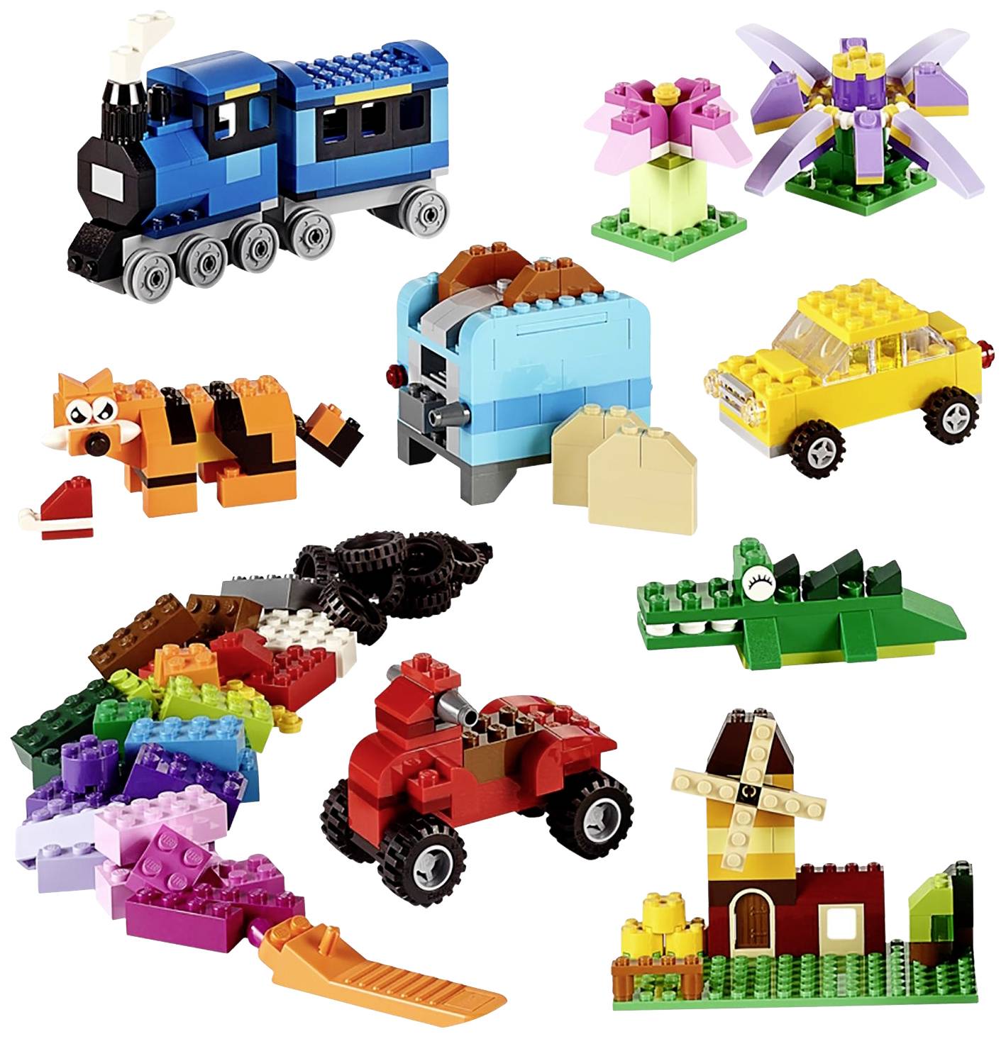 Flera färgglada Lego-modeller, däribland ett tåg, en bil, djur, växter och en vindturbin, visade på ljus bakgrund.
