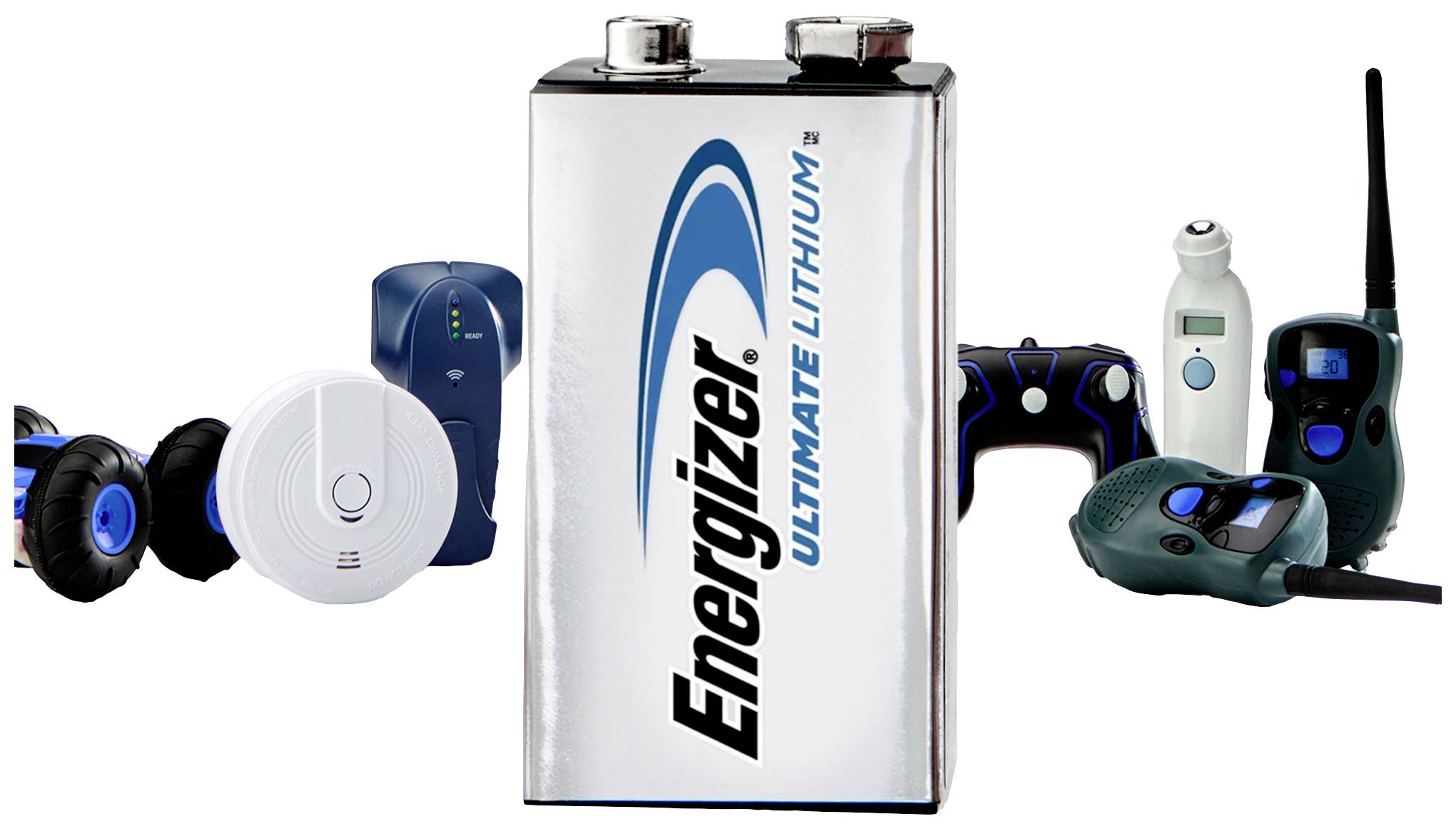 'Energizer Ultimate Lithium-batteri' bredvid olika elektroniska enheter som handkontroll, Bluetooth-högtalare och walkie-talkie.