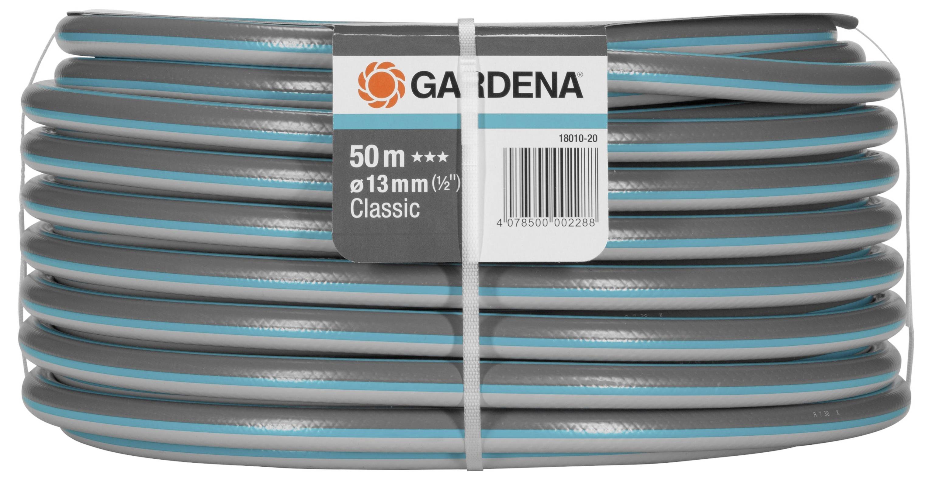Trädgårdsslang från Gardena, 50 meter lång, 13 mm diameter, grå med blå ränder, upprullad med produktetikett.