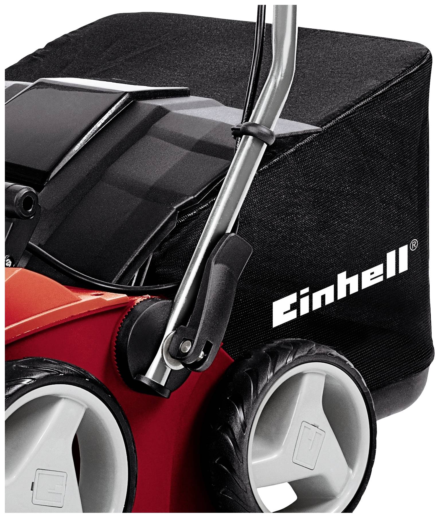 En detaljbild av en röd gräsklippare med grå hjul och en svart uppsamlingskorg med logotypen 'Einhell'.
