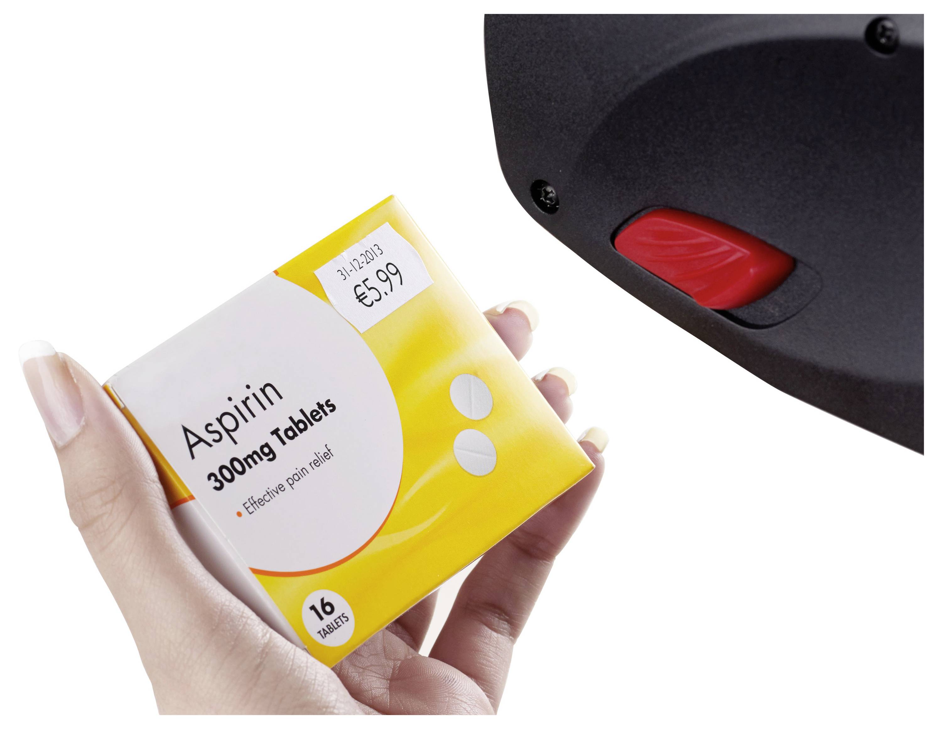 Hand håller en Aspirin 300mg tablettkartong under en svart elektronisk stöldskyddssensor med röd utlösare.
