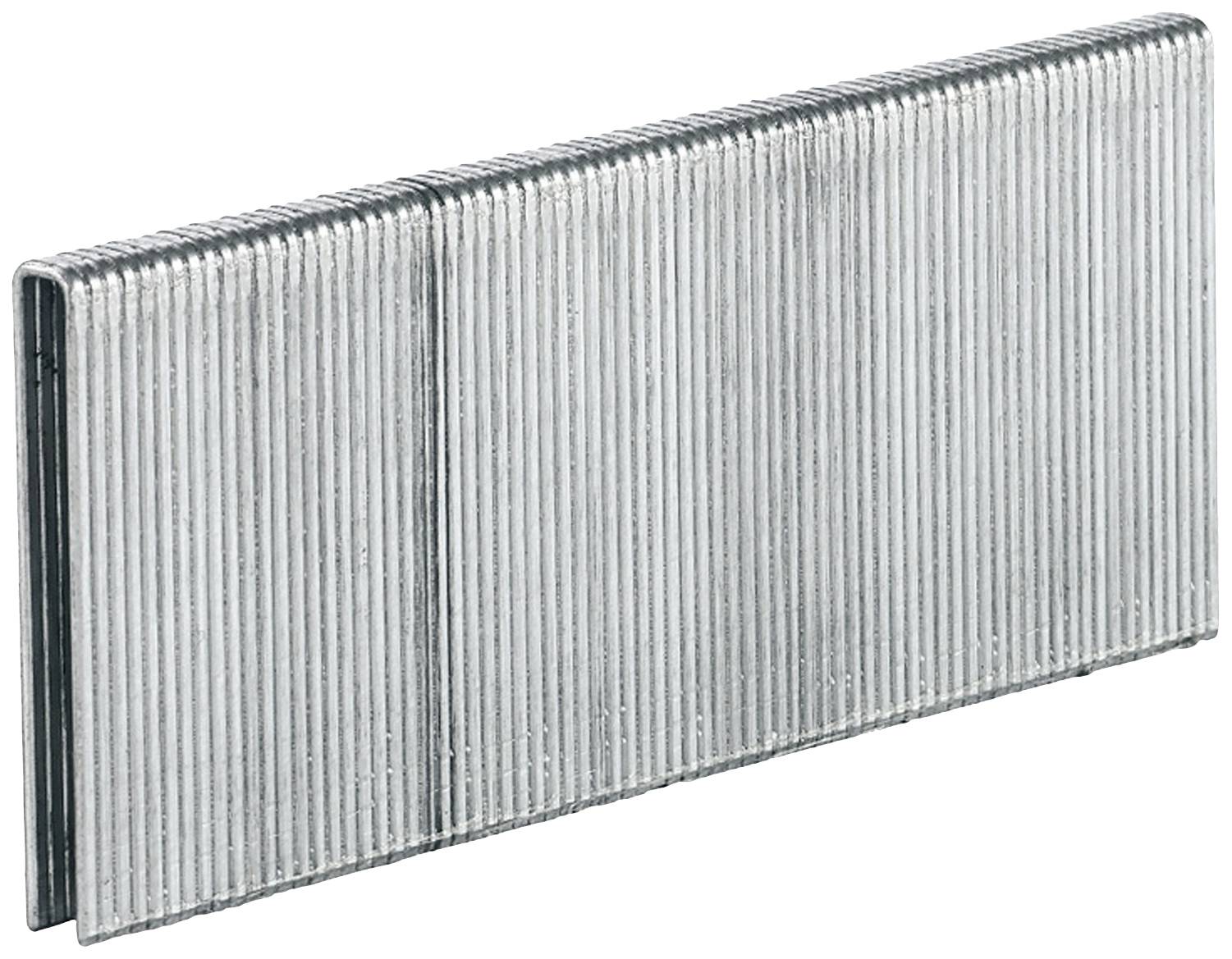 Ett knippe silvergrå häftklamrar i blockform, redo att användas i en häftapparat.