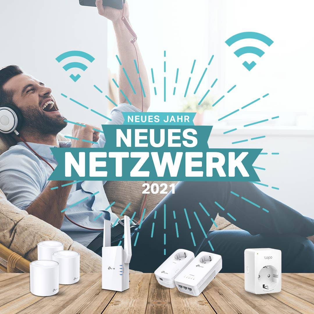 En man sitter lyckligt i en fåtölj med hörlurar och smartphone. Bredvid finns en WiFi-router och texten 'Nytt år, nytt nätverk 2021'.