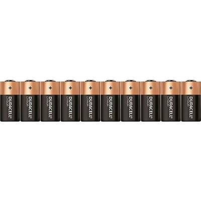 En rad med tio AA-batterier av märket Duracell med pluspolerna uppåt.
