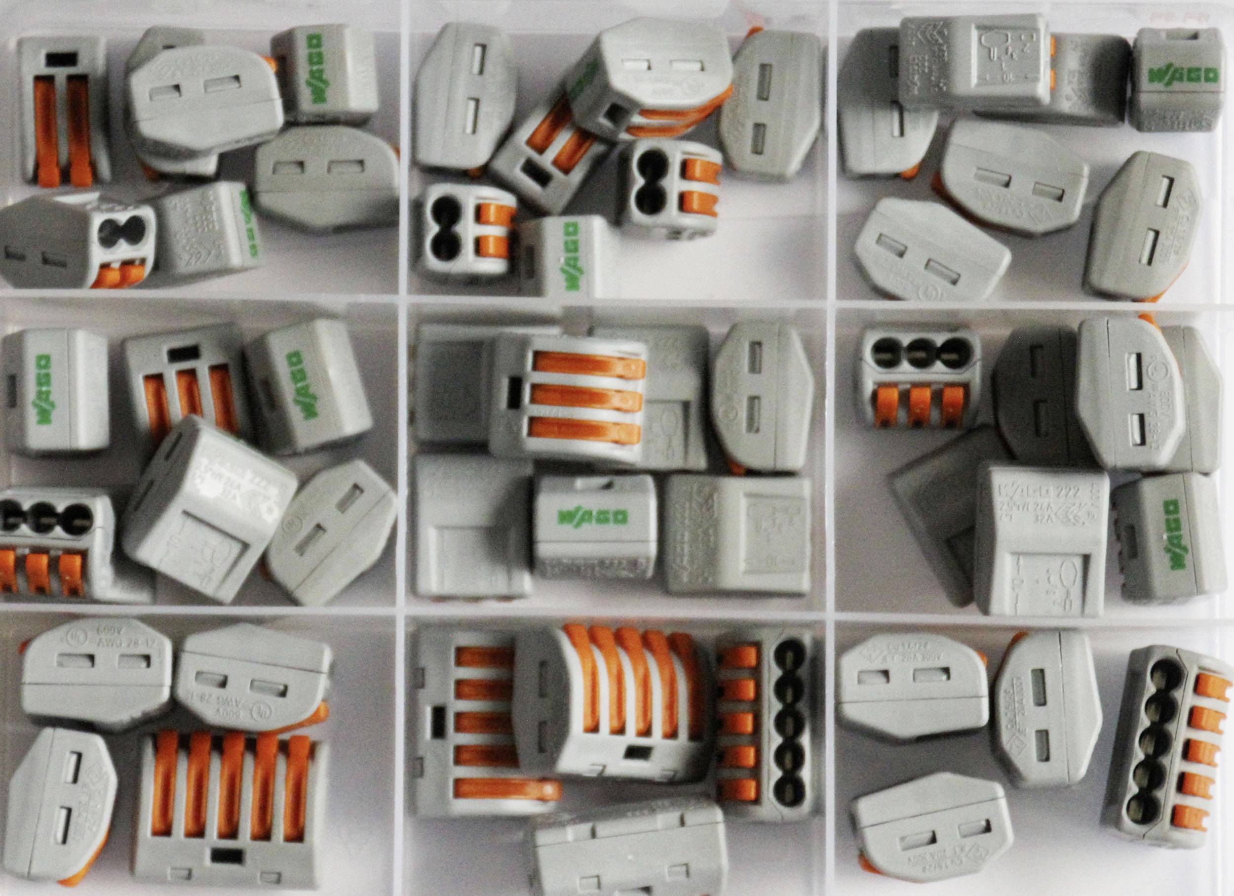 Flera grå kontakter med orange spärrspakar, arrangerade i en transparent, indelad organiserare.