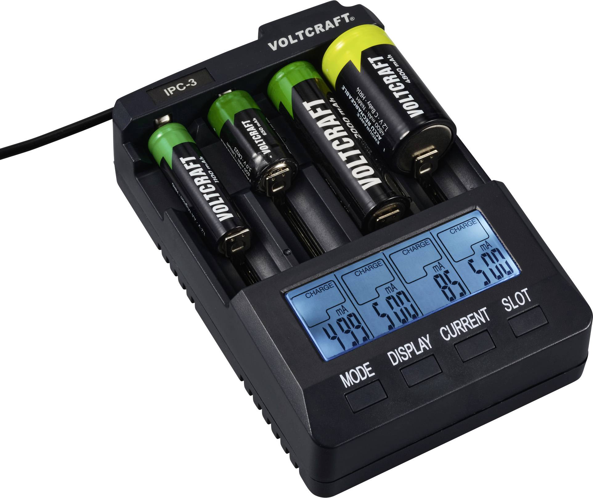 Fyra batterier i en Volcraft-laddare med digital display som visar volt, strömstyrka och laddningsstatus.