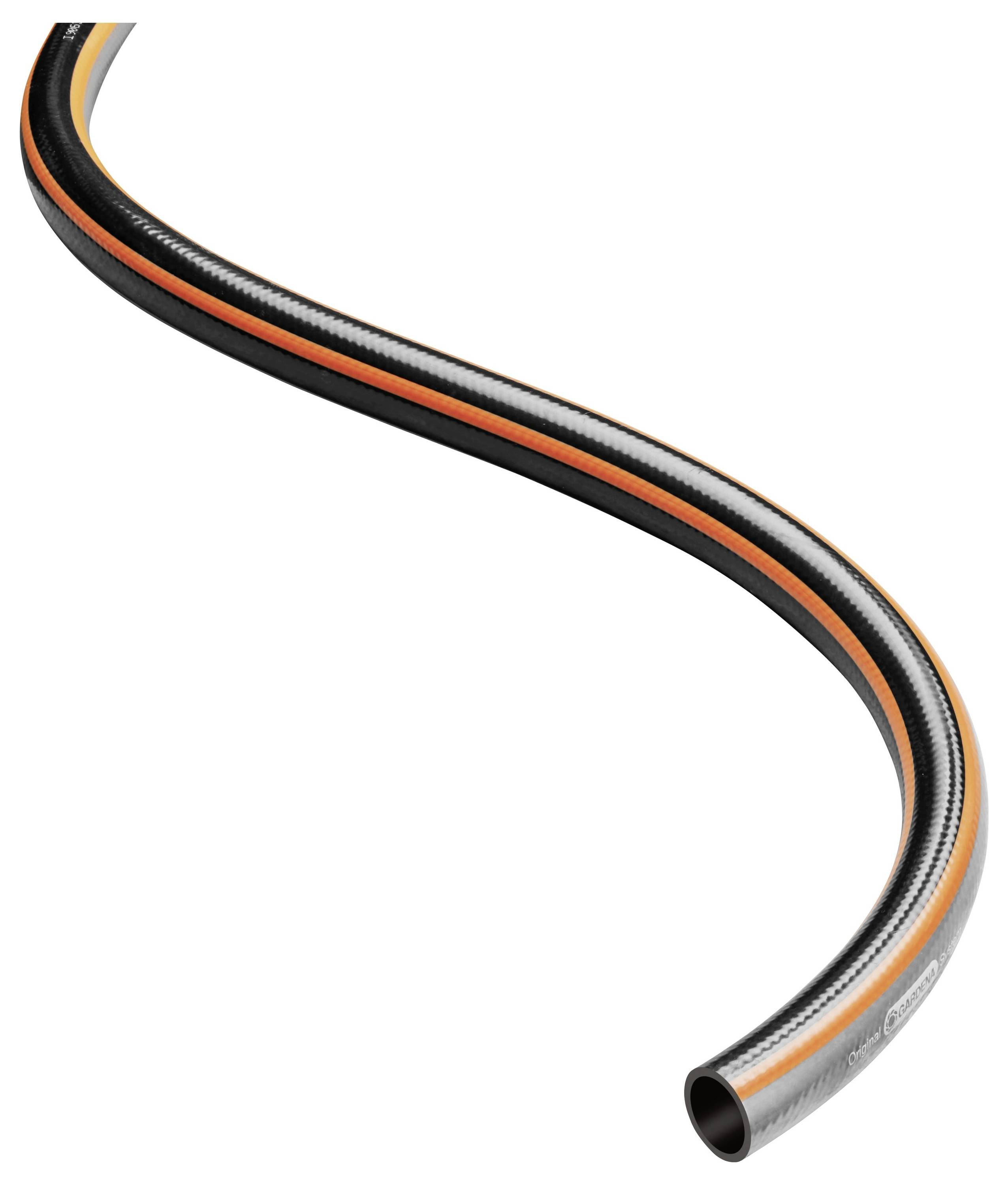 Trädgårdsslang med svart-orange randig design, något böjd, avbildad mot vit bakgrund.