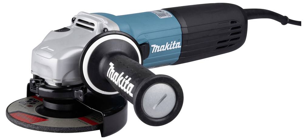 En Makita vinkelslipmaskin med en blå och svart design, utrustad med ett ergonomiskt sidohandtag och en skärskiva, som används för slip- eller skäruppgifter.