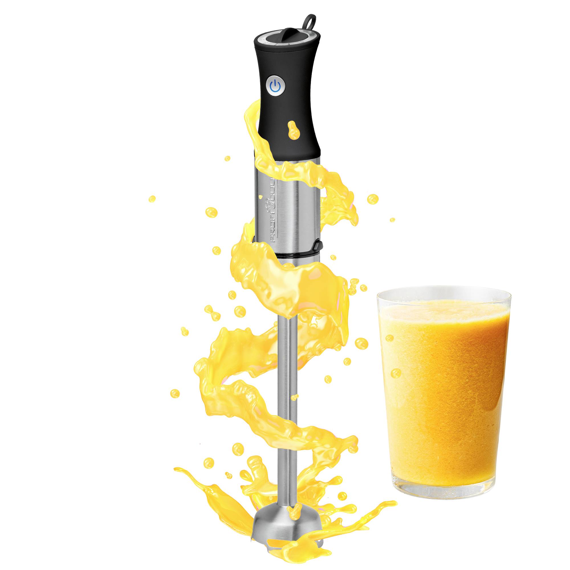 En silver stavmixer med svart handtag stänker gul vätska. Bredvid står ett glas med en gul smoothie.