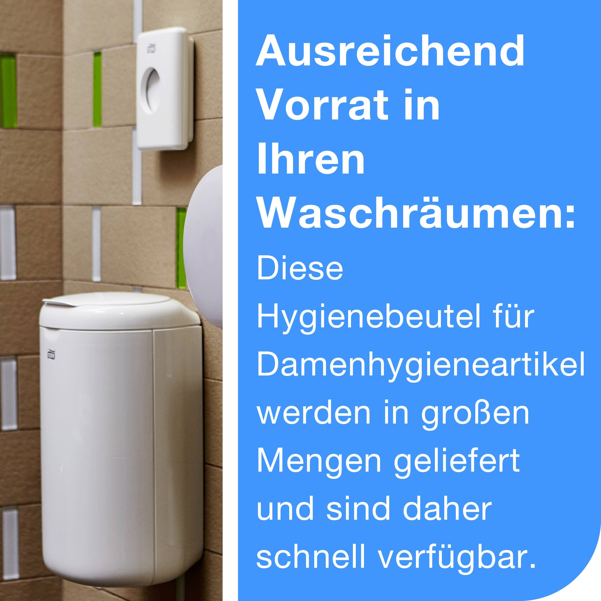 En vit dispenser för hygienspåsar på en vägg med kartongbakgrund. Bredvid finns blå text som lyder: 'Tillräcklig tillgång i era toalettutrymmen'.