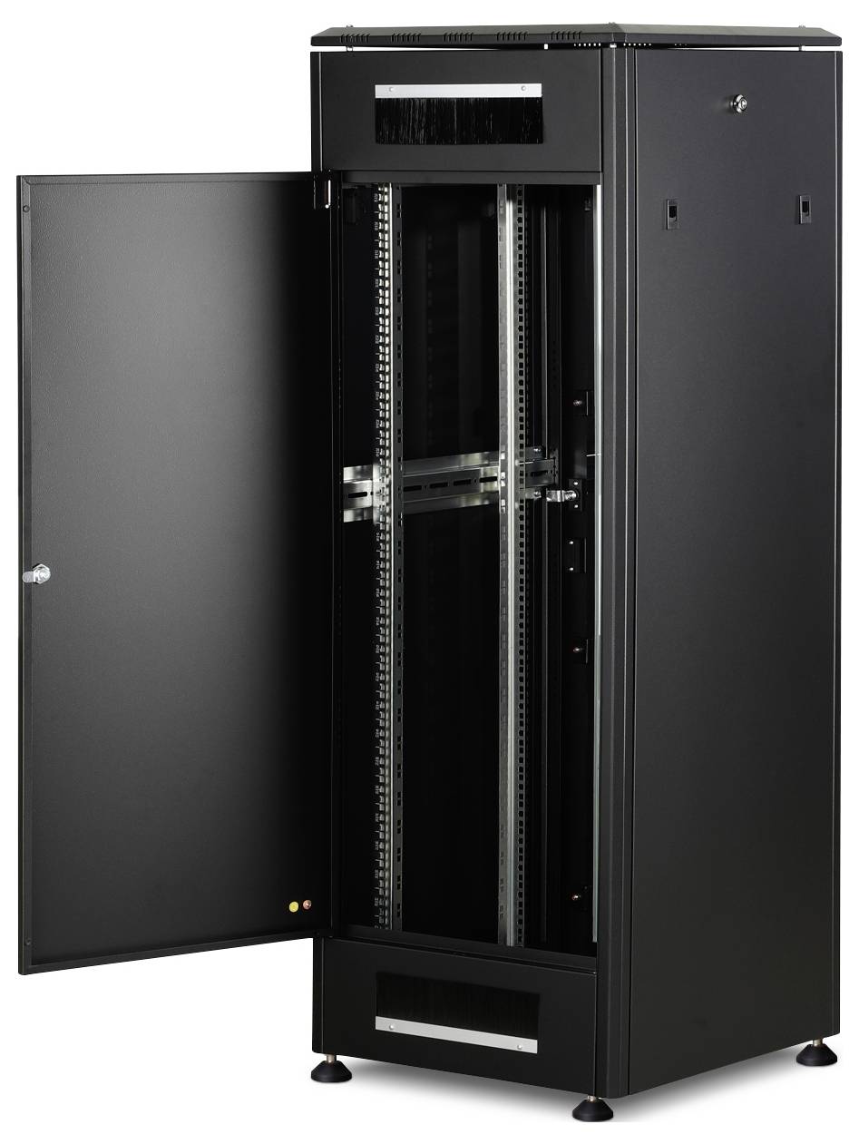 En svart serverrack med öppen dörr, visar tomma hyllor för installation av nätverksenheter.