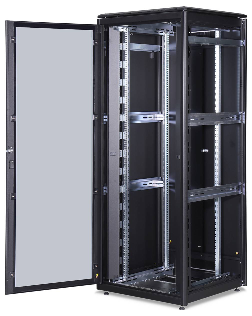 Ett tomt, öppet serverrack med en transparent dörrfront. Det visar flera fack för installation av serverhårdvara.