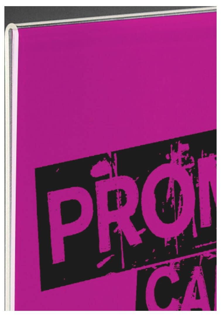Närbild av ett ljust rosa skilt med fet svart text som delvis är synlig och visar bokstäverna "PRO" och "CA".