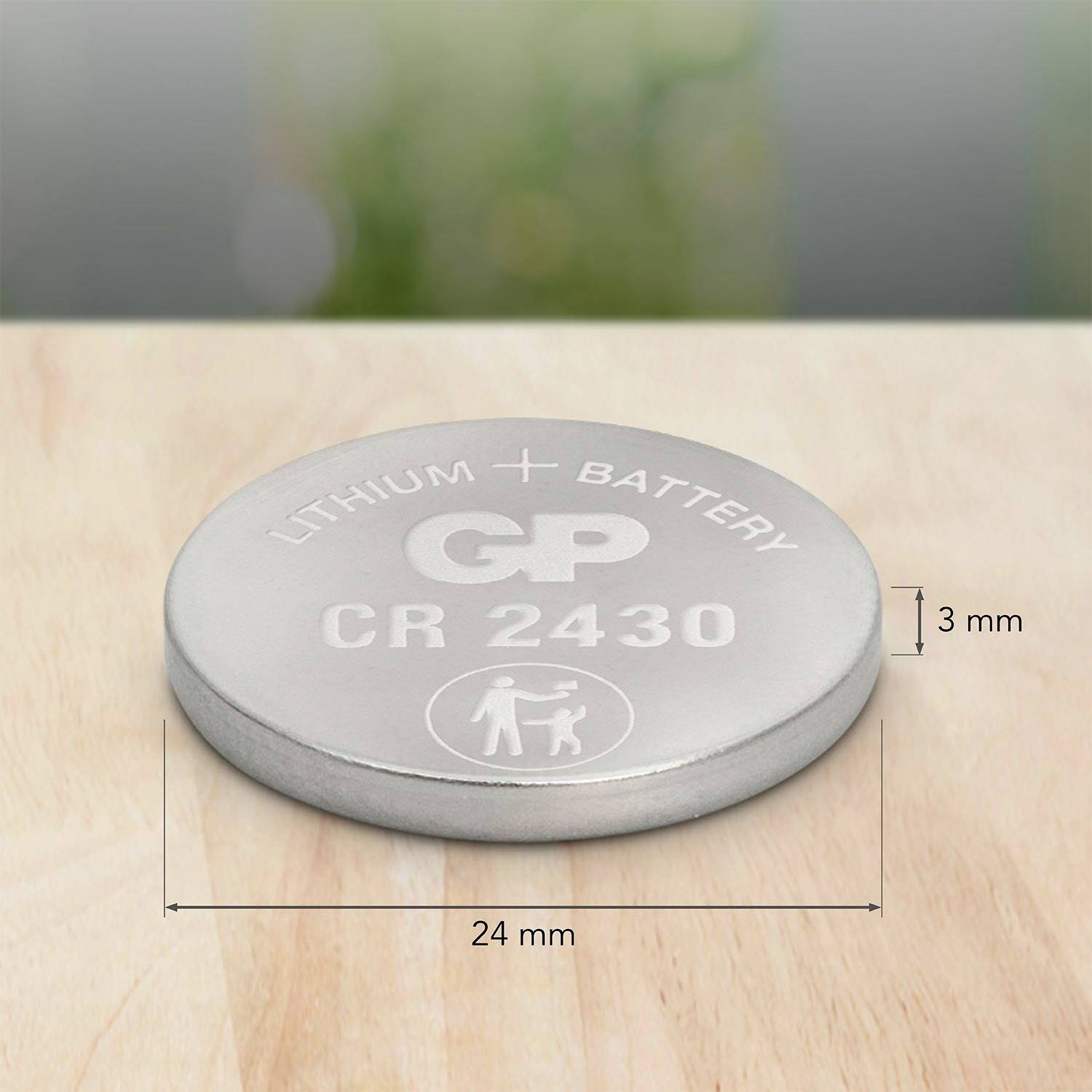 Ett silverknappbatteri med texterna 'LITHIUM BATTERY', 'GP', 'CR 2430', diameter 24 mm, höjd 3 mm.