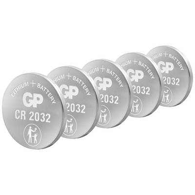 Fem överlappande silverfärgade knappbatterier av typen GP Ultra+ Lithium CR2032 på vit bakgrund.