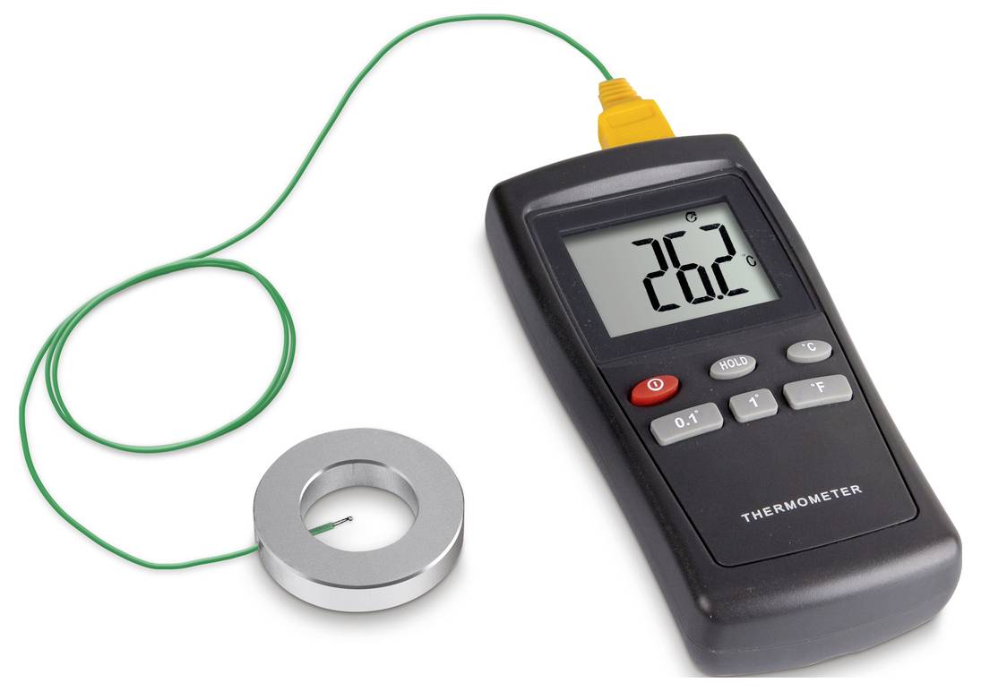 En digital termometer visar 20,2 grader Celsius. Den är ansluten med en grön kabel till en metallisk sensor.
