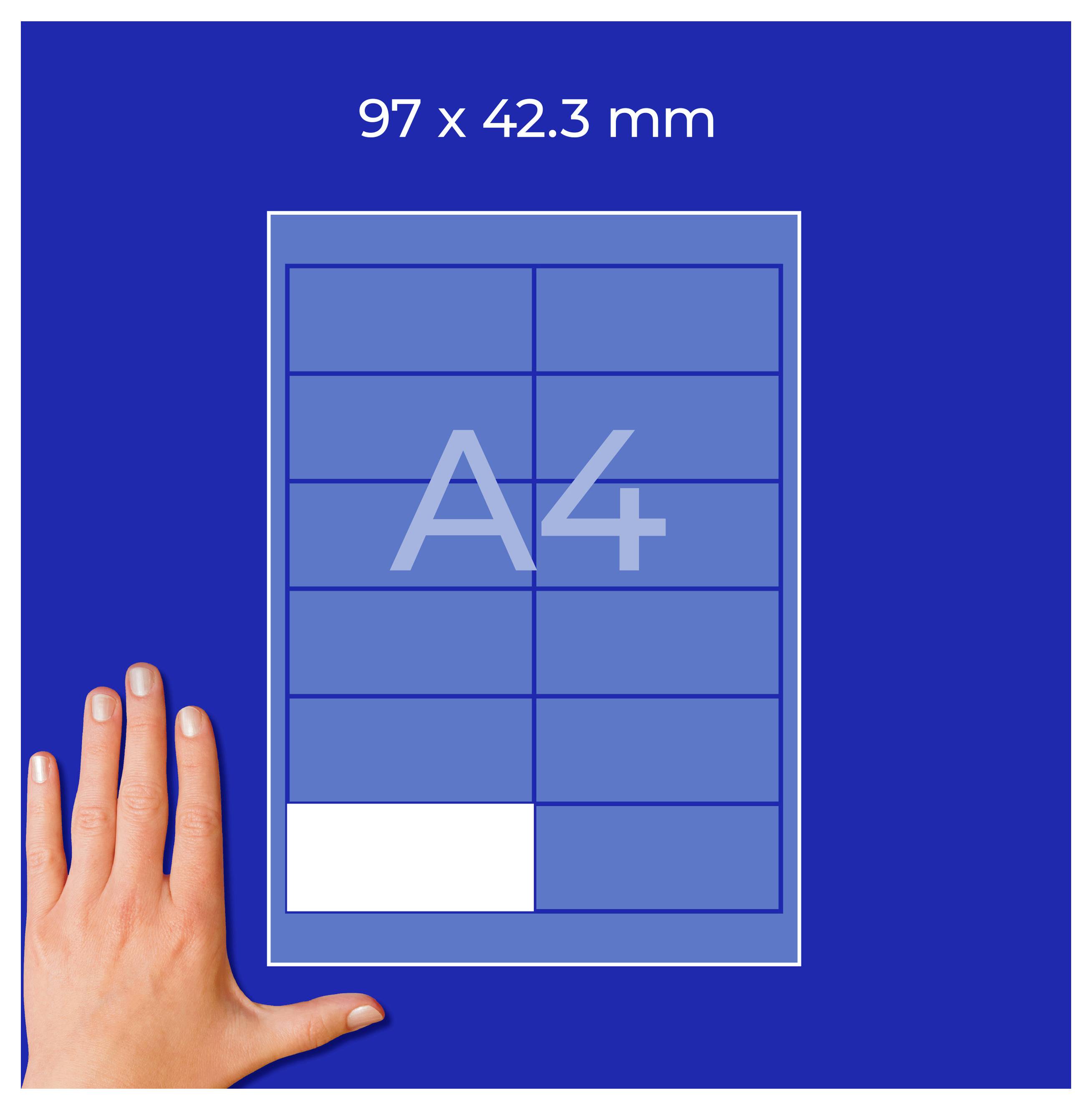 Grafiken visar ett A4-format med måttangivelse "97 x 42,3 mm" och en hand som storleksökning på blå bakgrund.
