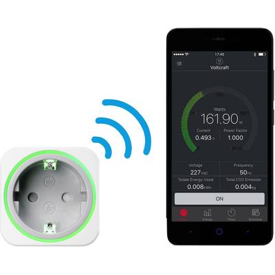 Smart-uttag bredvid smartphone med app-skärm. Appen visar energiförbrukningen: 161,90 watt. Ansluten via WiFi.