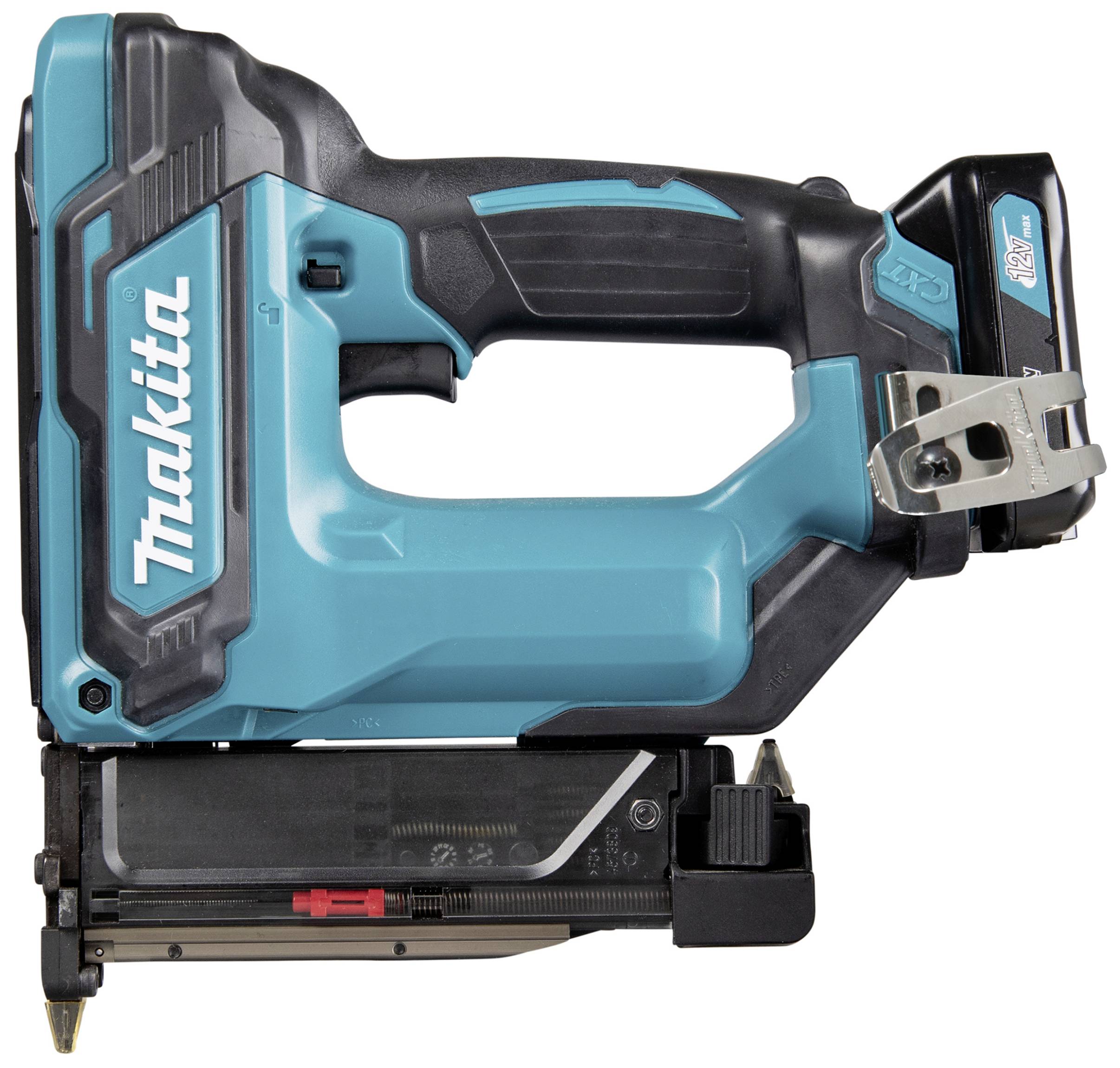 En blå, batteridrivet spikpistol från märket Makita, avbildad från sidan. Huvudegenskaper: ergonomisk design, klämhållare.