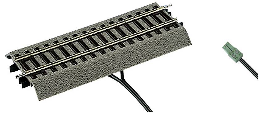 Spårsystem med ett brunt spåravsnitt och en ansluten grön adapterkontakt för modelljärnvägar.
