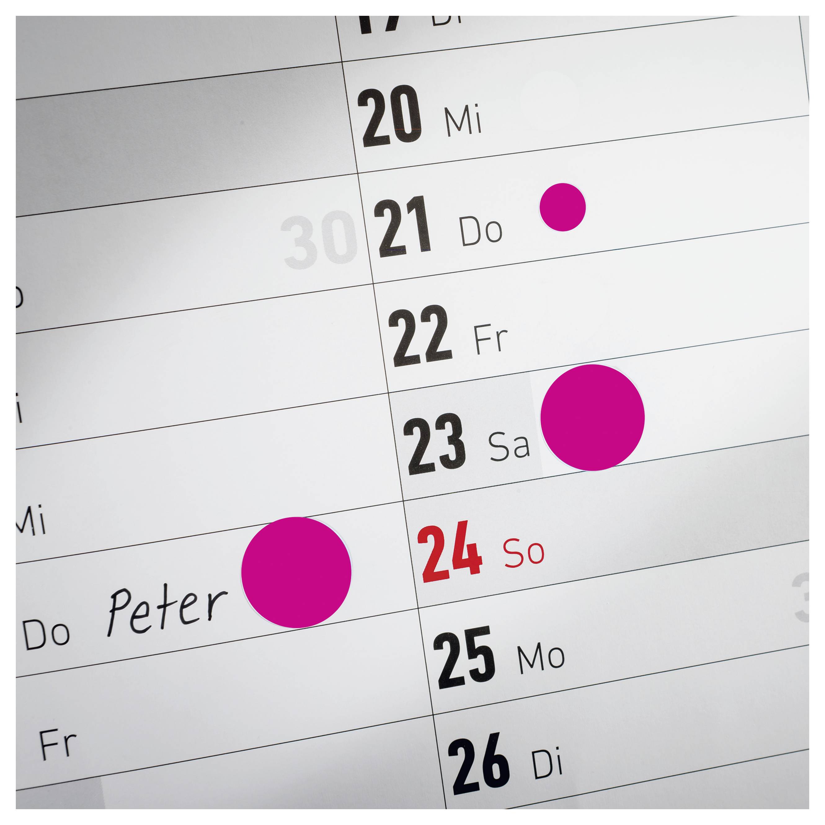 Utdrag från en kalenderplan med dagarna 20 till 26; rosa punkter markerar avtalade tider den 21., 23. och 24. med namnet 'Peter'.