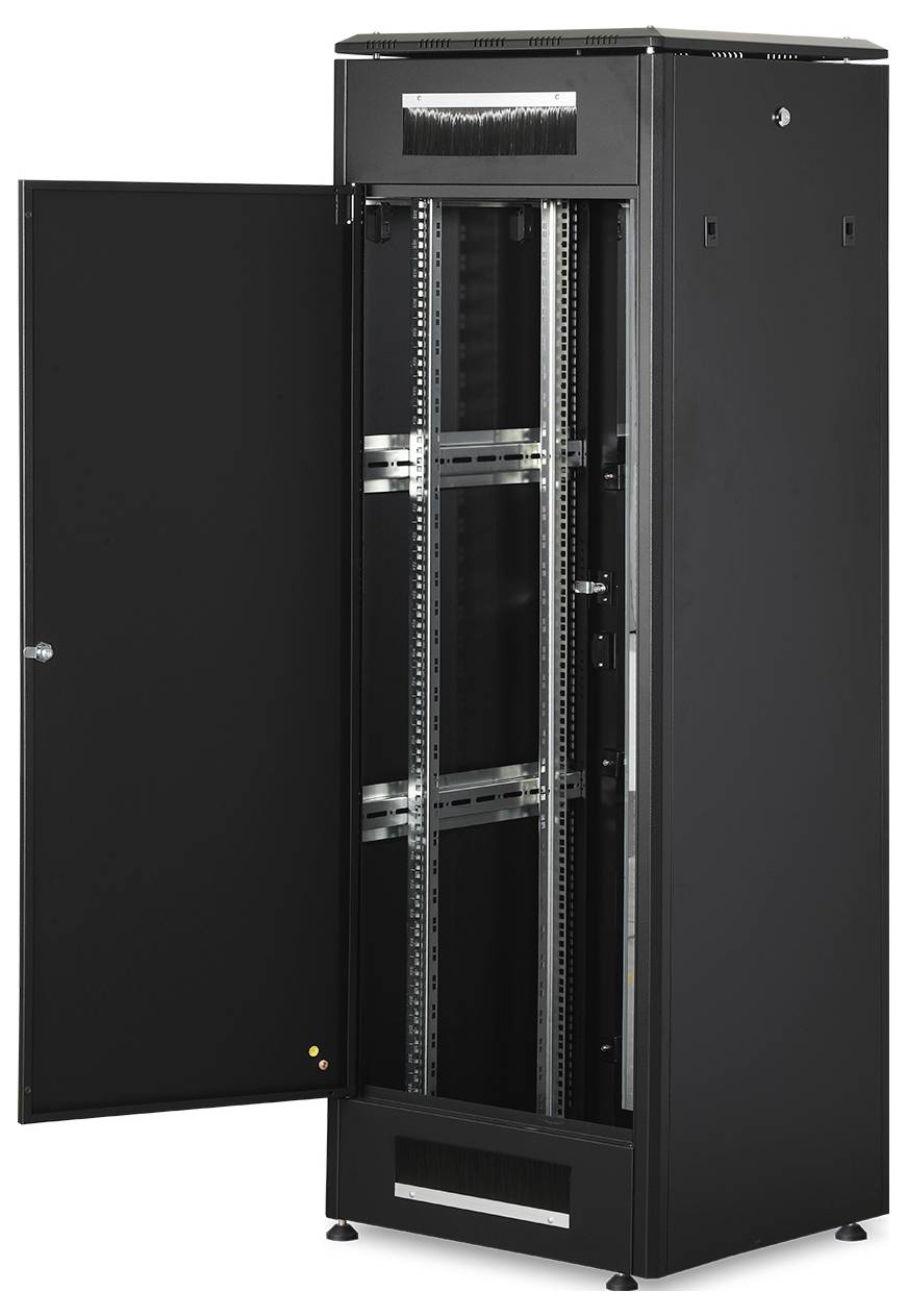 Ett svart, öppet serverrack med en öppen dörr visar tomma hyllplatser för installation av servrar eller nätverksenheter.