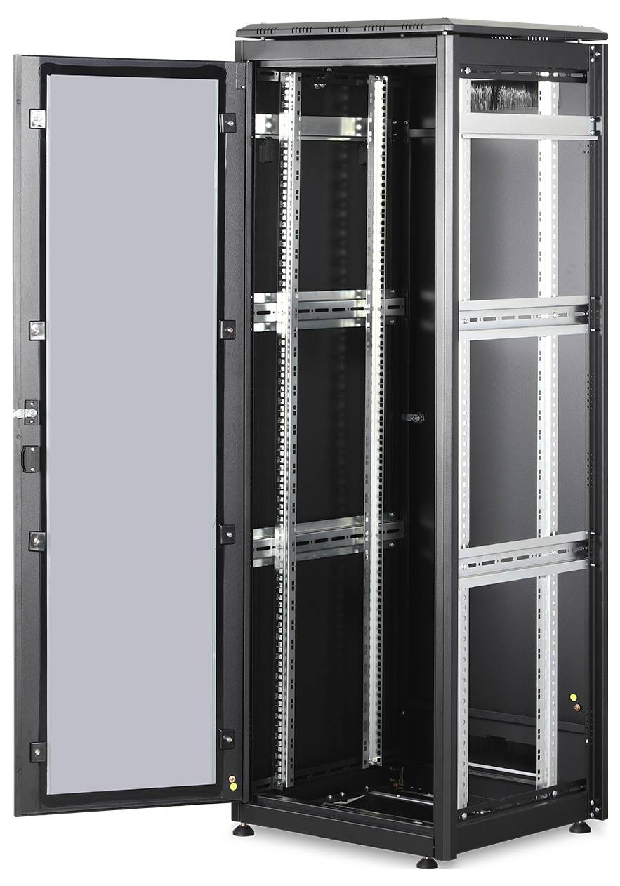 Ett öppet, tomt serverrack med glasdörr, flera monteringsskenor och ventilationsöppningar, lämpligt för IT-utrustning.