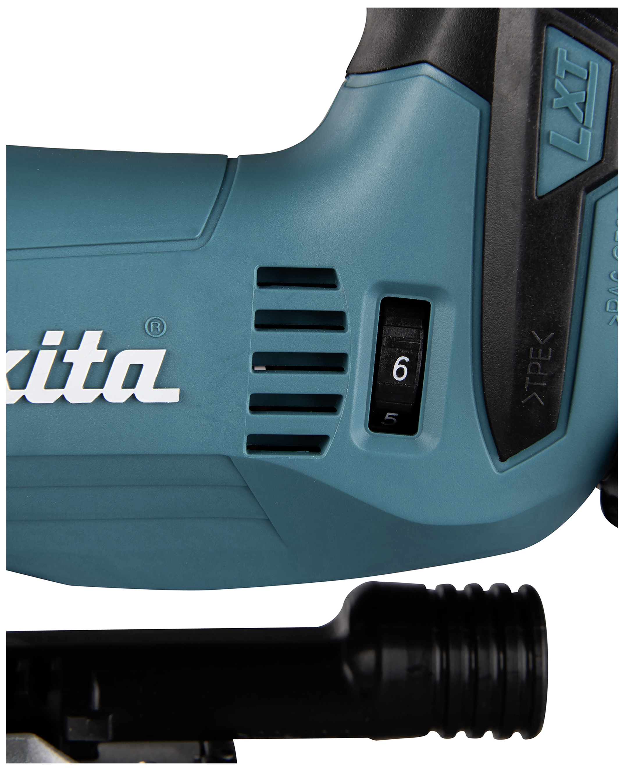 Borrmaskin med "Makita"-logotyp, blått handtag, hastighetskontroll inställd på 6, en del av ett svart fäste synligt.