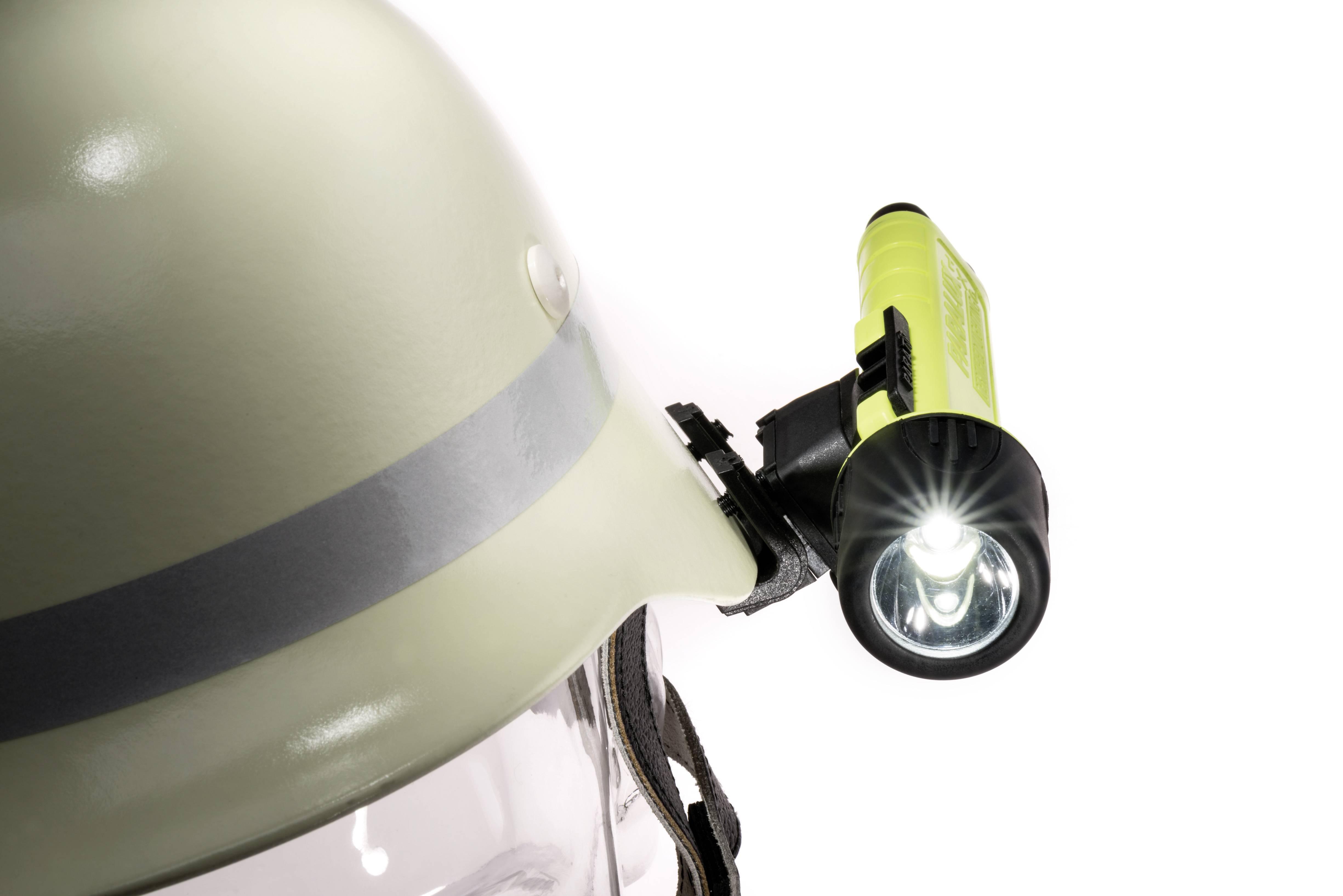 En hjälm med en fäst, lysande ficklampa på sidan. Ficklampan är lysande grön med en ljus ljuskälla.