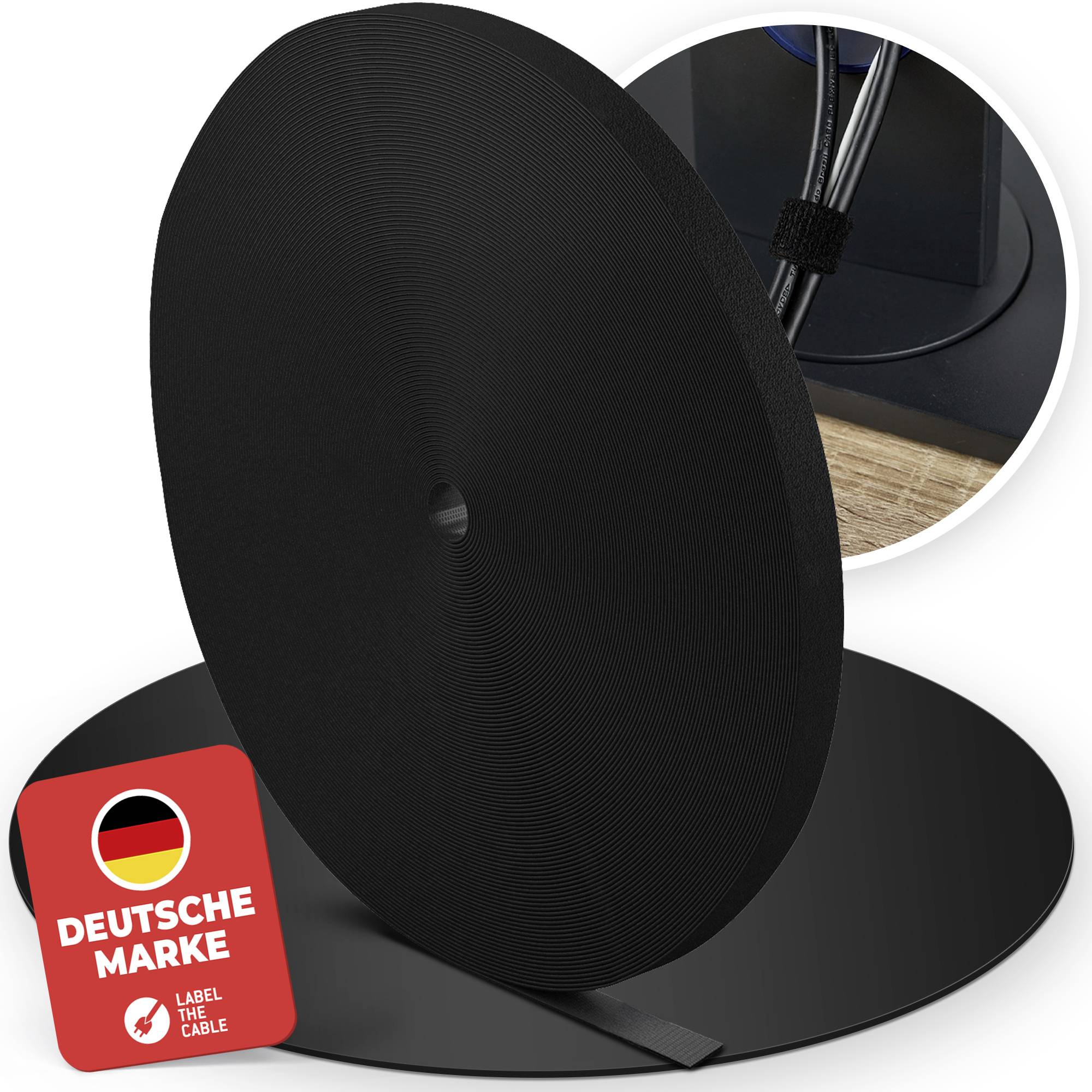 Svart cirkulär kabelorganiseringsspole med en tysk "DEUTSCHE MARKE"-etikett, visad bredvid en närbild av kablar på ett skrivbord.